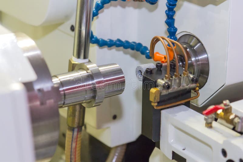 Het beëindigen van metaal die aan hoge precisie malende machine werken stock foto's Het beëindigen van metaal die aan hoge precisie malende machine werken stock foto's