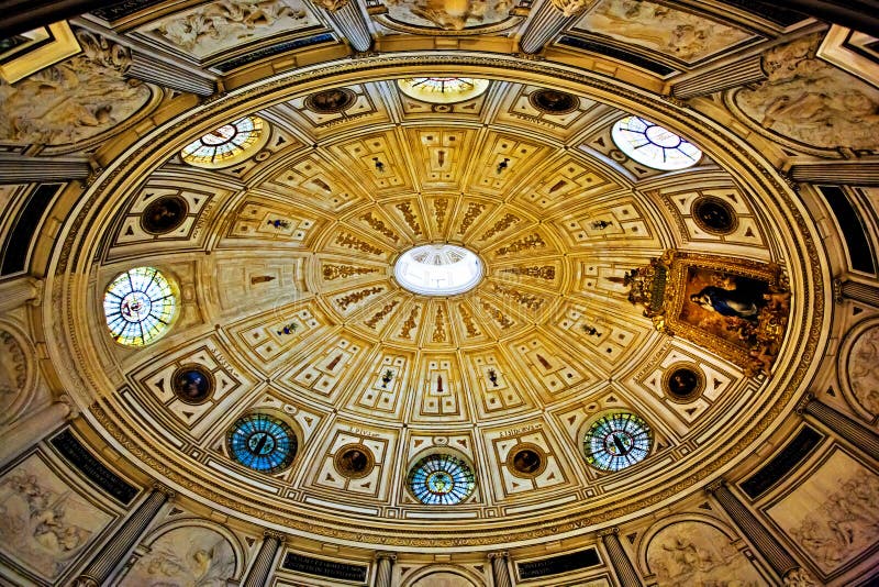 Het interieur van de oude kerk stock fotografie