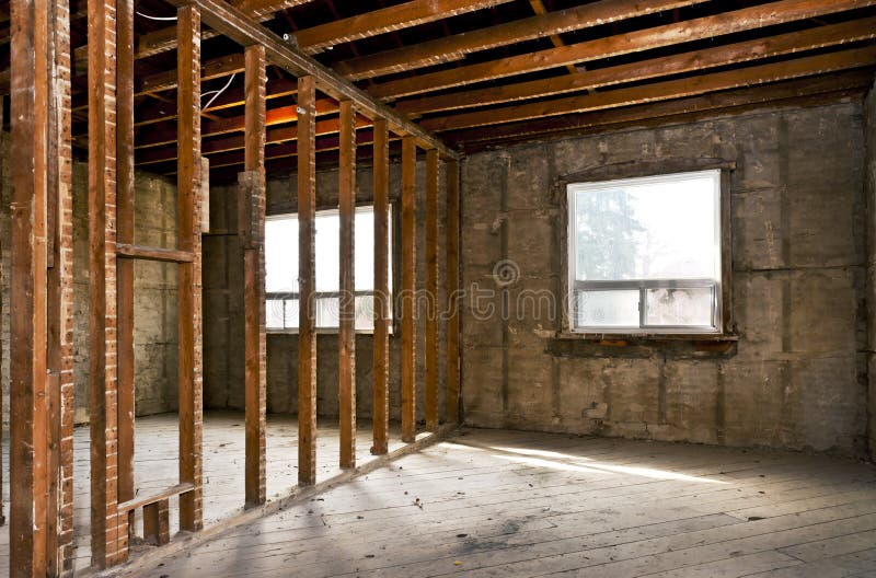 Het binnenland van het huis dat voor vernieuwing wordt uitgehaald Het binnenland van het huis dat voor vernieuwing wordt uitgehaald