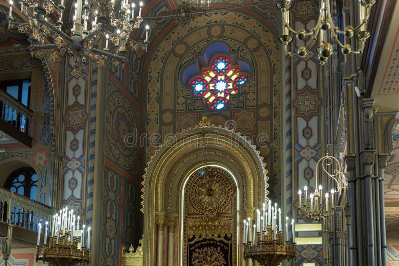Het binnenland van het synagogekoraal in de stad van Boekarest in RomaniaThe-binnenland van het synagogekoraal in de stad van Boe royalty-vrije stock afbeeldingen Het binnenland van het synagogekoraal in de stad van Boekarest in RomaniaThe-binnenland van het synagogekoraal in de stad van Boe royalty-vrije stock afbeeldingen
