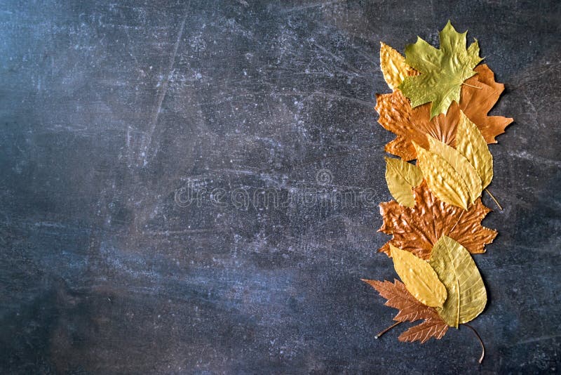 Het bladgrens van het de herfst metaal gouden koper Verschillende daling metaal royalty-vrije stock afbeelding Het bladgrens van het de herfst metaal gouden koper Verschillende daling metaal royalty-vrije stock afbeelding