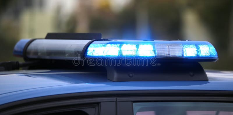 het blauwe opvlammen van de politiewagen tijdens een jacht tussen auto's royalty-vrije stock afbeeldingen het blauwe opvlammen van de politiewagen tijdens een jacht tussen auto's royalty-vrije stock afbeeldingen