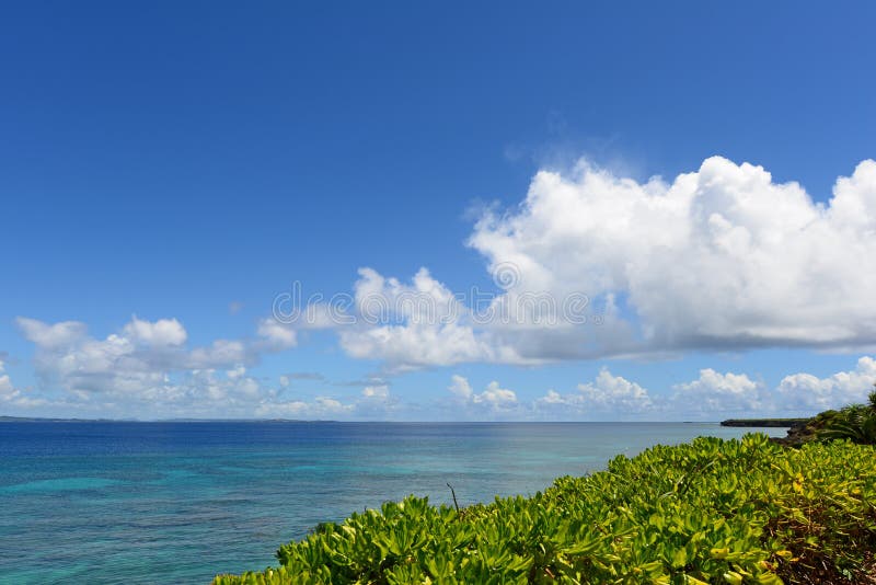 Het blauwe overzees en de hemel in Okinawa stock afbeelding Het blauwe overzees en de hemel in Okinawa stock afbeelding