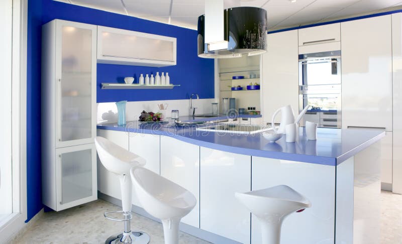 Het blauwe witte huis van het keuken moderne binnenlandse ontwerp stock afbeelding Het blauwe witte huis van het keuken moderne binnenlandse ontwerp stock afbeelding