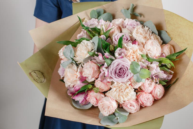 Het bloemistmeisje met rijken bundelt bloemen Vers de lenteboeket De zomerachtergrond Jonge vrouwenbloem voor verjaardag of moede stock fotografie Het bloemistmeisje met rijken bundelt bloemen Vers de lenteboeket De zomerachtergrond Jonge vrouwenbloem voor verjaardag of moede stock fotografie