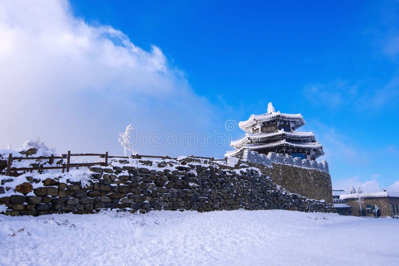 Het blokhuis wordt behandeld door sneeuw in de winter, Deogyusan-bergen S royalty-vrije stock afbeeldingen Het blokhuis wordt behandeld door sneeuw in de winter, Deogyusan-bergen S royalty-vrije stock afbeeldingen
