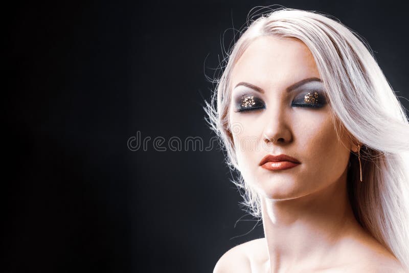 Het blonde met schittert make-up royalty-vrije stock afbeeldingen Het blonde met schittert make-up royalty-vrije stock afbeeldingen