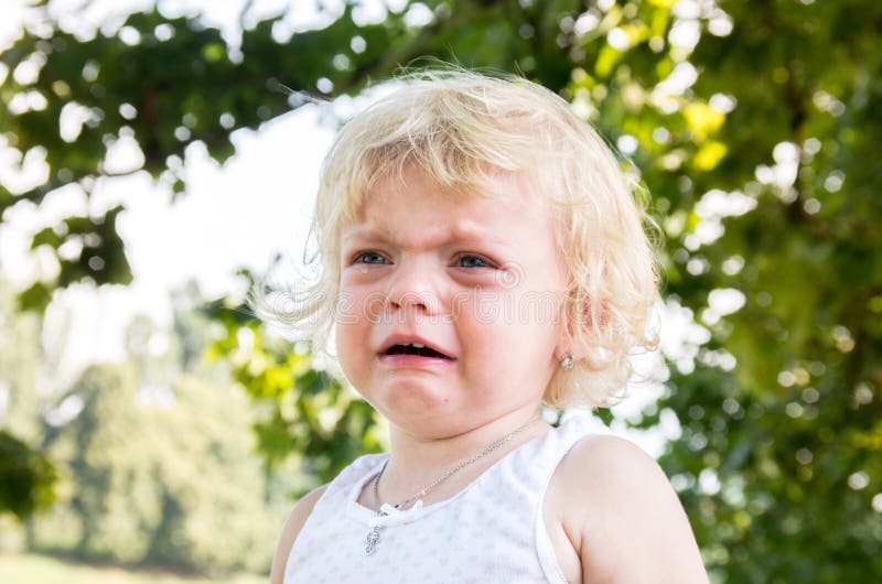 het blonde van het meisjekind schreeuwt bitter stock fotografie het blonde van het meisjekind schreeuwt bitter stock fotografie
