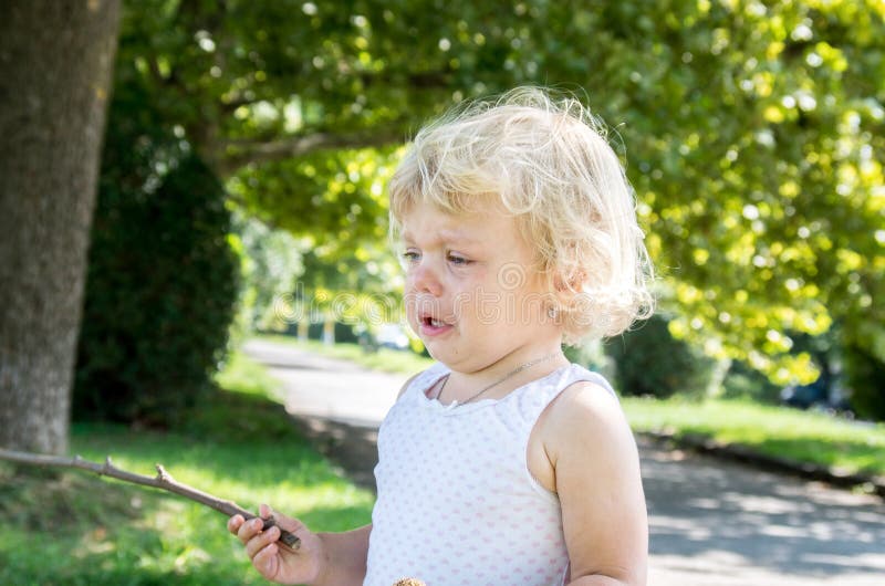 het blonde van het meisjekind schreeuwt bitter stock afbeeldingen het blonde van het meisjekind schreeuwt bitter stock afbeeldingen