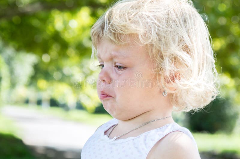 het blonde van het meisjekind schreeuwt bitter royalty-vrije stock foto's het blonde van het meisjekind schreeuwt bitter royalty-vrije stock foto's