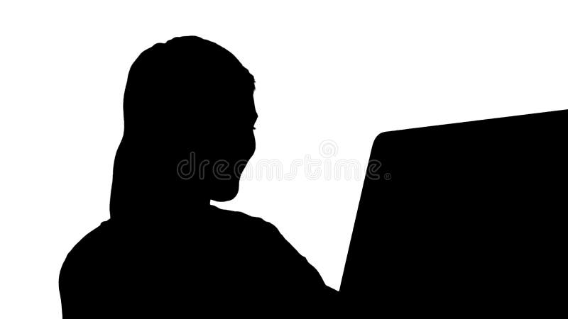 Het blondemeisje die van de silhouetstudent monitor van computer en het glimlachen bekijken