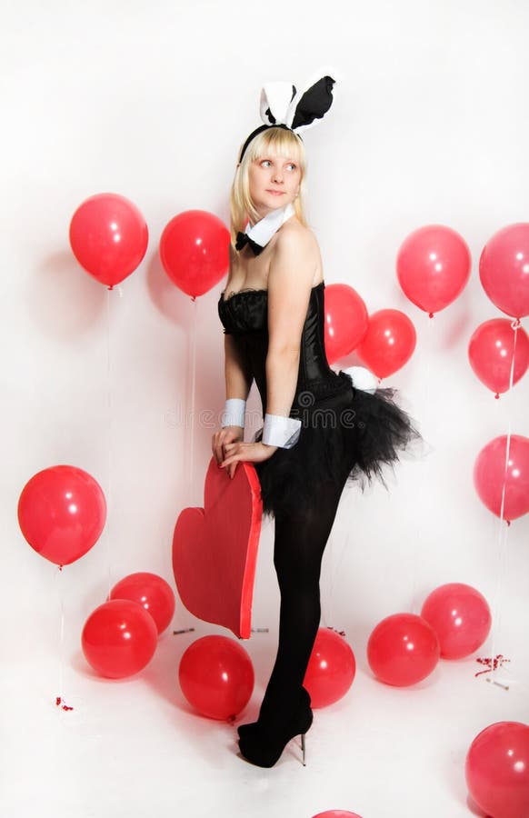 Het blondemeisje kleedde zich als playboykonijntje voor de dag van Valentine royalty-vrije stock foto Het blondemeisje kleedde zich als playboykonijntje voor de dag van Valentine royalty-vrije stock foto
