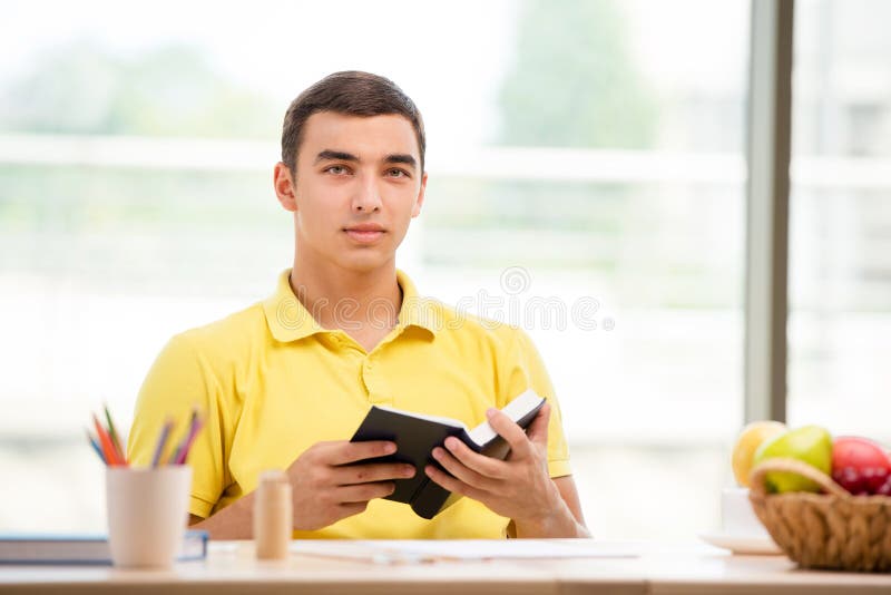 Het boek die van de studentenlezing voor examens voorbereidingen treffen stock foto's Het boek die van de studentenlezing voor examens voorbereidingen treffen stock foto's