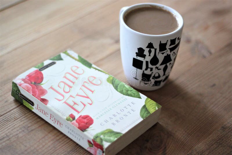 Het boek 'Jane Eyre' en een kop koffie op een houten tafel