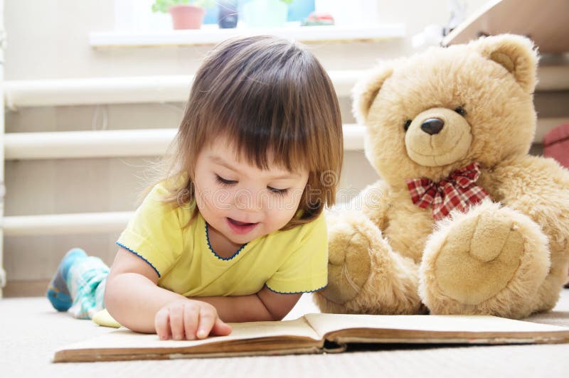 Het boek van de kindlezing voor stuk speelgoed teddybeer, meisje het leren en stock fotografie Het boek van de kindlezing voor stuk speelgoed teddybeer, meisje het leren en stock fotografie