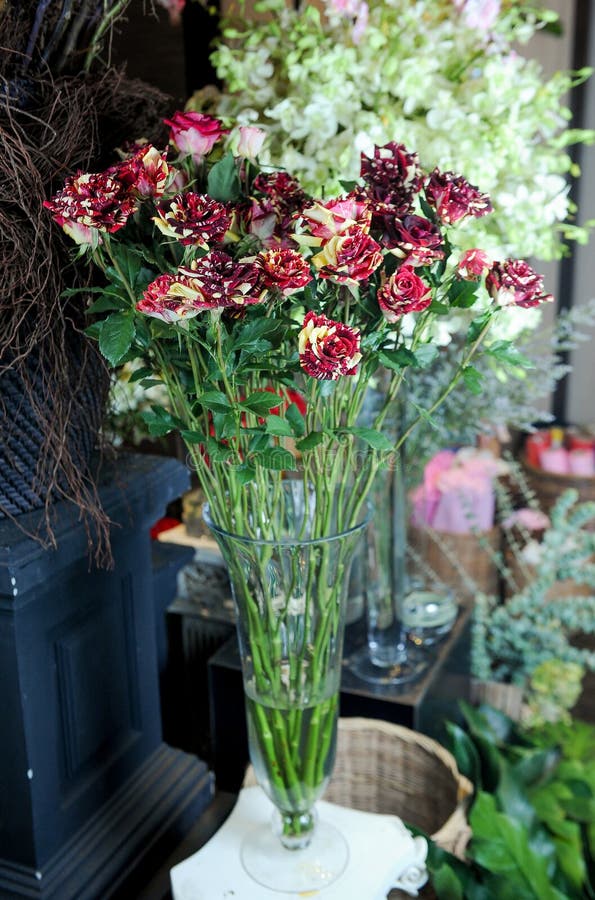 Het boeket nam bloem in glasvaas toe royalty-vrije stock foto's