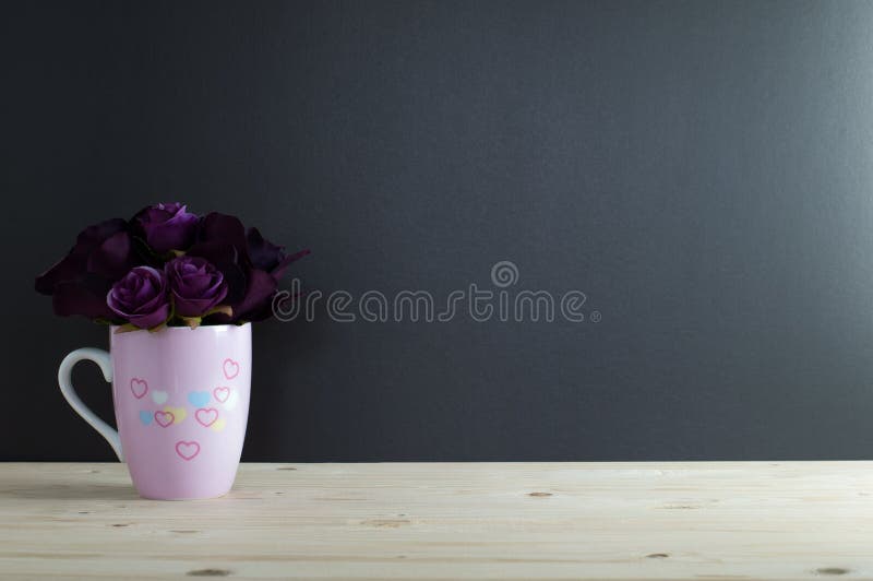 Het boeket nam in kop het schilderen hart toe royalty-vrije stock afbeelding