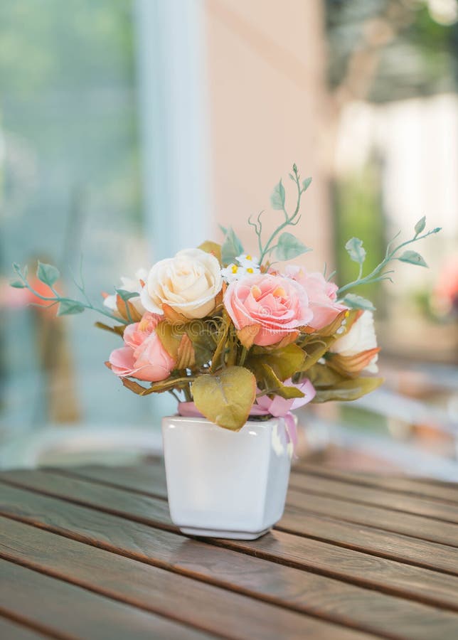 Het boeket nam op lijst toe royalty-vrije stock fotografie