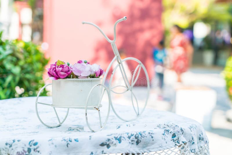 Het boeket nam op lijst toe royalty-vrije stock foto's