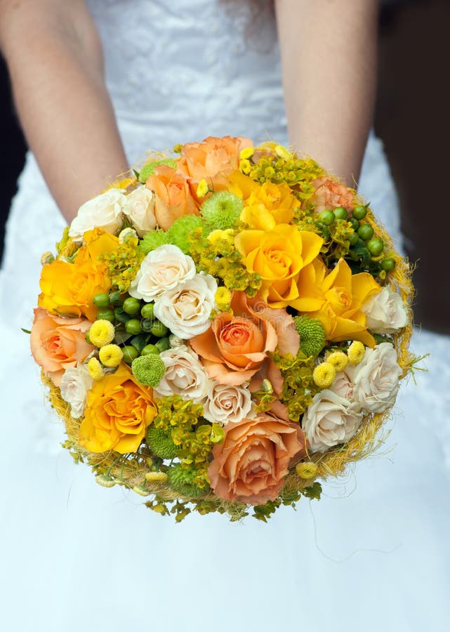 Het boeket van het huwelijk met gele en oranje rozen royalty-vrije stock foto Het boeket van het huwelijk met gele en oranje rozen royalty-vrije stock foto