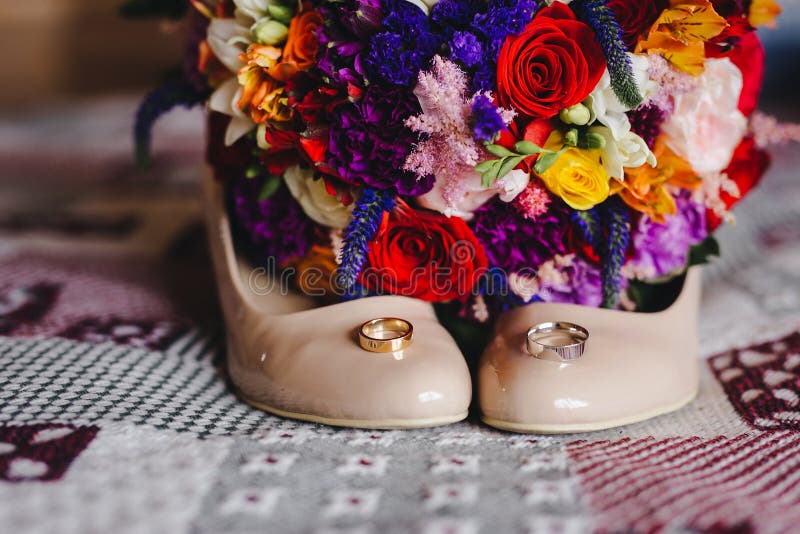 Het boeket van het huwelijk met ringen royalty-vrije stock afbeelding