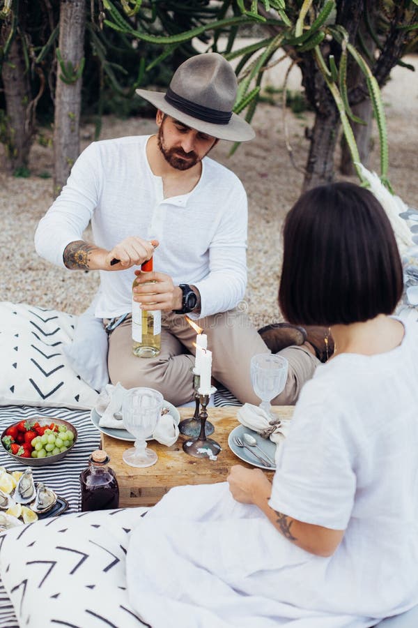 Het Boheemse hipsterpaar drinkt wijn stock fotografie Het Boheemse hipsterpaar drinkt wijn stock fotografie