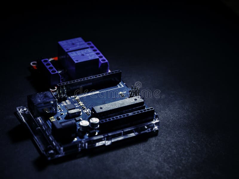 Het brede element van de Arduinocontrole op de donkere achtergrond stock afbeeldingen Het brede element van de Arduinocontrole op de donkere achtergrond stock afbeeldingen
