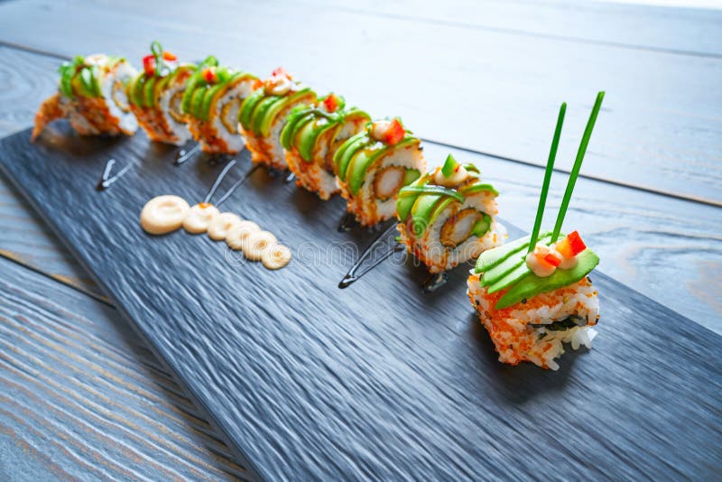 Het broodje van de de Sushirijst van de draakvorm stock foto Het broodje van de de Sushirijst van de draakvorm stock foto