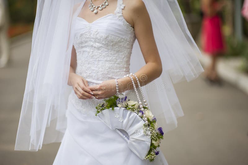 Het bruids boeket nam moderne bruid toe stock foto