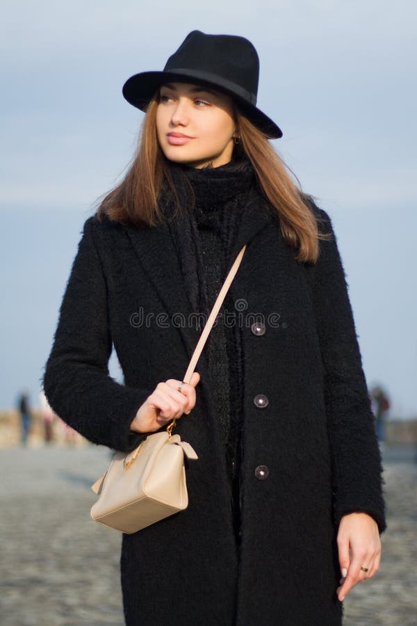 Het brunette van de de wintermanier stock fotografie Het brunette van de de wintermanier stock fotografie