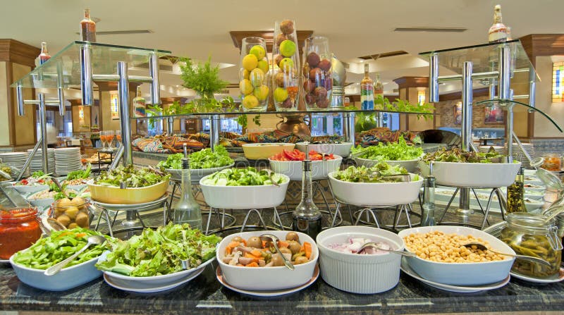 Het buffet van de salade in een restaurant van het luxehotel