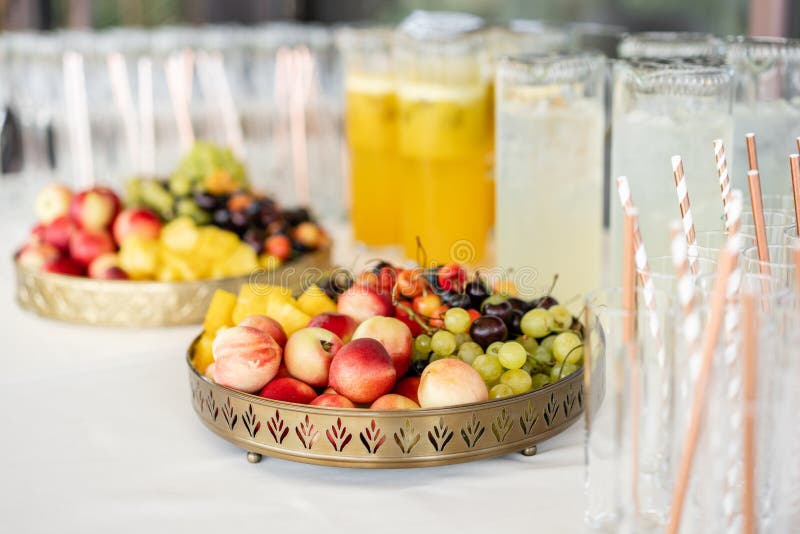 Het buffet van de vers Fruitschotel bij bedrijfs of huwelijksgebeurtenistrefpunt De zelfbediening of allen u kan eten - kersen, n stock fotografie Het buffet van de vers Fruitschotel bij bedrijfs of huwelijksgebeurtenistrefpunt De zelfbediening of allen u kan eten - kersen, n stock fotografie