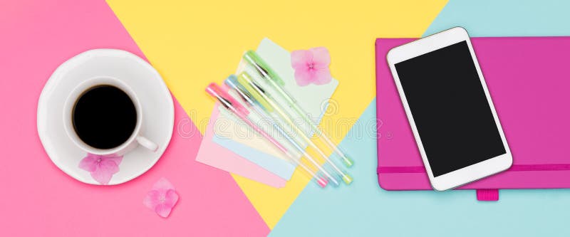 Het Bureau die Ruimtevlakte werken legt banner Hoogste meningsfoto van werkruimte met lege spot op smartphone, koffiekop en kleve stock afbeelding Het Bureau die Ruimtevlakte werken legt banner Hoogste meningsfoto van werkruimte met lege spot op smartphone, koffiekop en kleve stock afbeelding