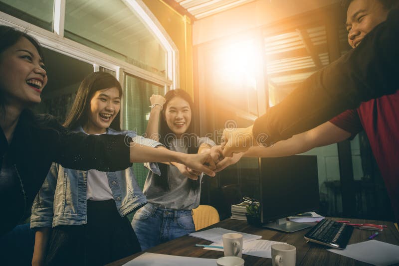 Het bureauleven, gelukemotie van freelance team het werk succes stock afbeeldingen Het bureauleven, gelukemotie van freelance team het werk succes stock afbeeldingen