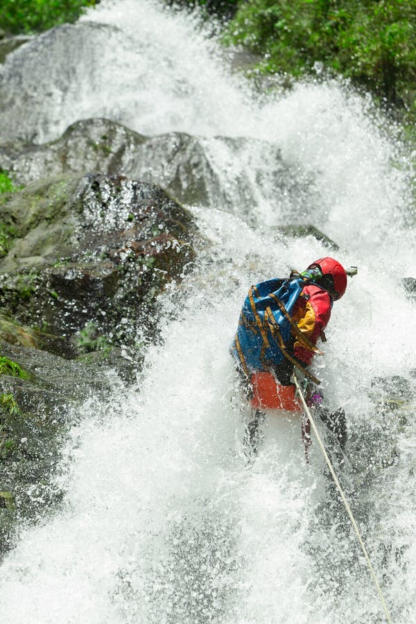 Het Canyoningsavontuur van de watervalafdaling stock foto Het Canyoningsavontuur van de watervalafdaling stock foto