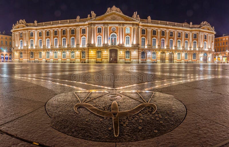 Het Capitole-vierkant in Toulouse bij nacht royalty-vrije stock afbeelding Het Capitole-vierkant in Toulouse bij nacht royalty-vrije stock afbeelding