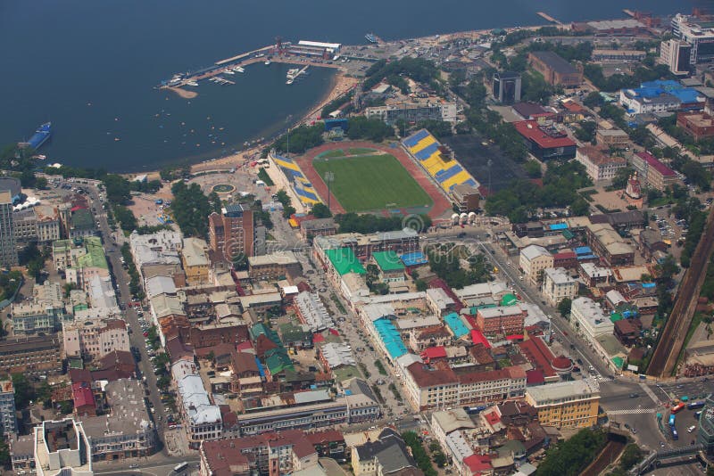 Het centrale die deel van Vladivostok, uit een hoogte wordt genomen stock afbeelding Het centrale die deel van Vladivostok, uit een hoogte wordt genomen stock afbeelding