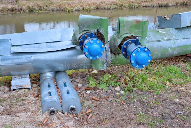Het centrale hete stoom verwarmingssysteem Staalpijpleidingen met hitteisolatie die worden behandeld stock fotografie Het centrale hete stoom verwarmingssysteem Staalpijpleidingen met hitteisolatie die worden behandeld stock fotografie