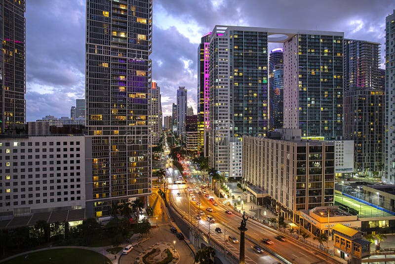 Het centrum Miami en Brickell Ave bij nacht
