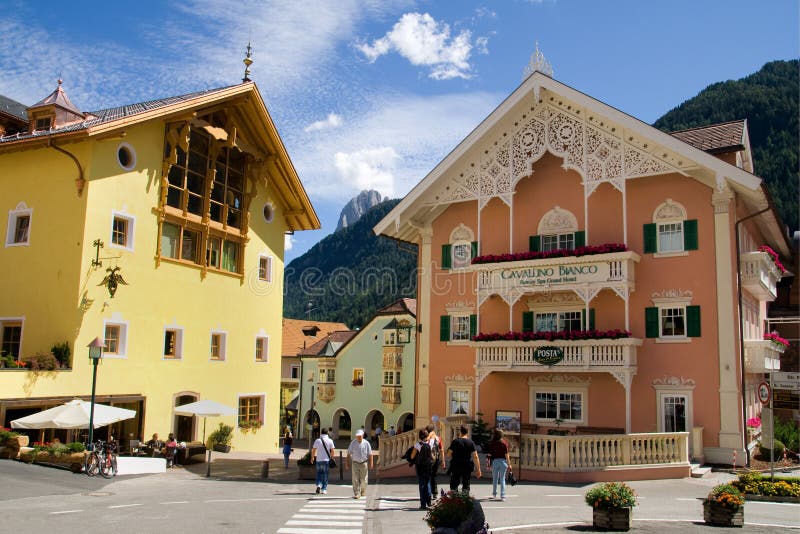 Het centrum van de stad van Ortisei royalty-vrije stock foto Het centrum van de stad van Ortisei royalty-vrije stock foto
