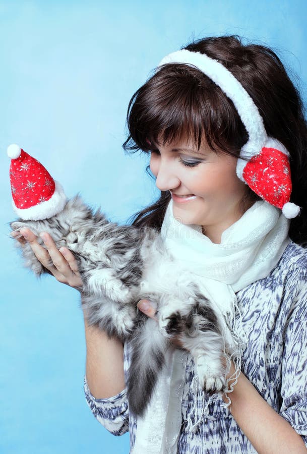 Het charmeren van jonge vrouw met kat stock afbeeldingen Het charmeren van jonge vrouw met kat stock afbeeldingen