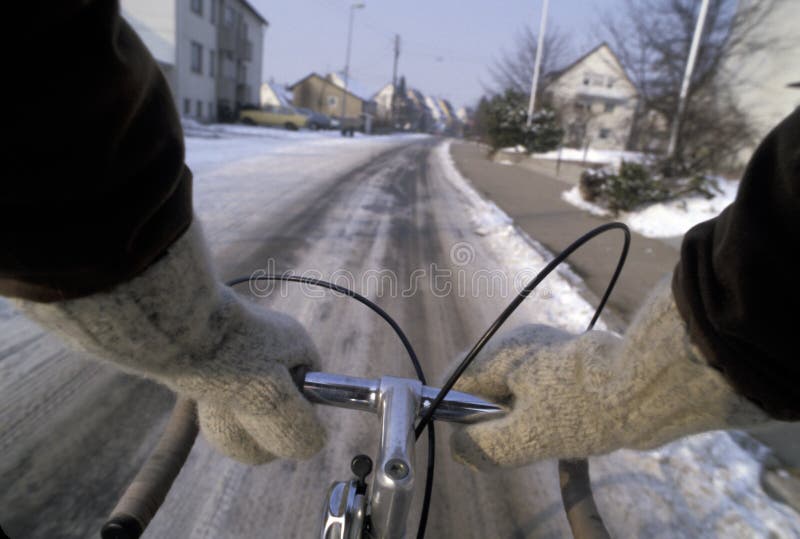 Het cirkelen in de winter op sneeuw stock afbeeldingen Het cirkelen in de winter op sneeuw stock afbeeldingen