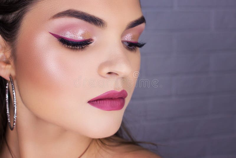Het close-up van make-uppijlen, professionele make-up voor het brunette stock foto Het close-up van make-uppijlen, professionele make-up voor het brunette stock foto