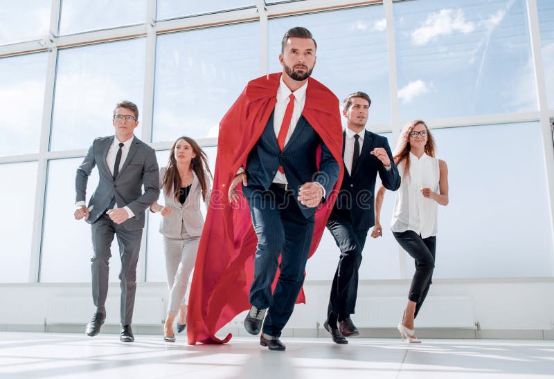 Het commerciële team en hun leider marcheert in de bureauhal royalty-vrije stock afbeelding Het commerciële team en hun leider marcheert in de bureauhal royalty-vrije stock afbeelding