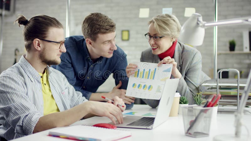 Het commerciële team van jongeren genieten die, millennials groepeert het spreken hebbend pret in comfortabel goed bureau, samenw stock video Het commerciële team van jongeren genieten die, millennials groepeert het spreken hebbend pret in comfortabel goed bureau, samenw stock video