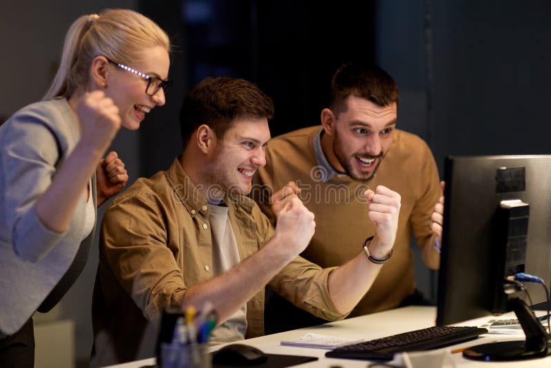 Het commerciële team vieren succes op nachtkantoor stock afbeelding Het commerciële team vieren succes op nachtkantoor stock afbeelding