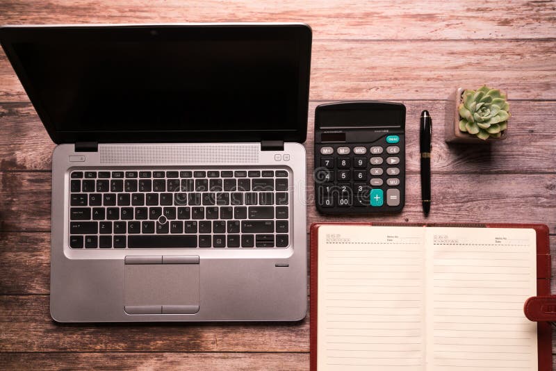 Het computerlaptop en notitieboekje op werkende lijstvlakte leggen samenstellings hoogste mening met exemplaarruimte royalty-vrije stock afbeelding Het computerlaptop en notitieboekje op werkende lijstvlakte leggen samenstellings hoogste mening met exemplaarruimte royalty-vrije stock afbeelding