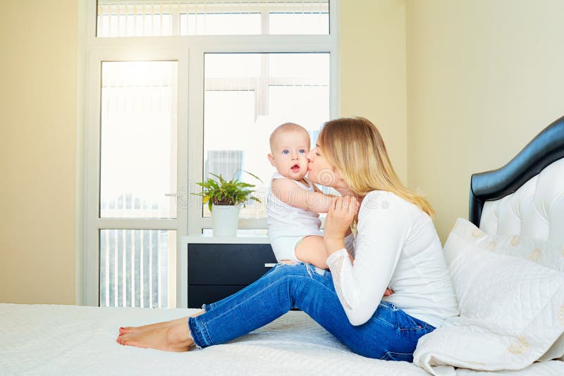 Het concept de familie, het geven, moederschap De jongen van het mamma en van de baby royalty-vrije stock fotografie Het concept de familie, het geven, moederschap De jongen van het mamma en van de baby royalty-vrije stock fotografie
