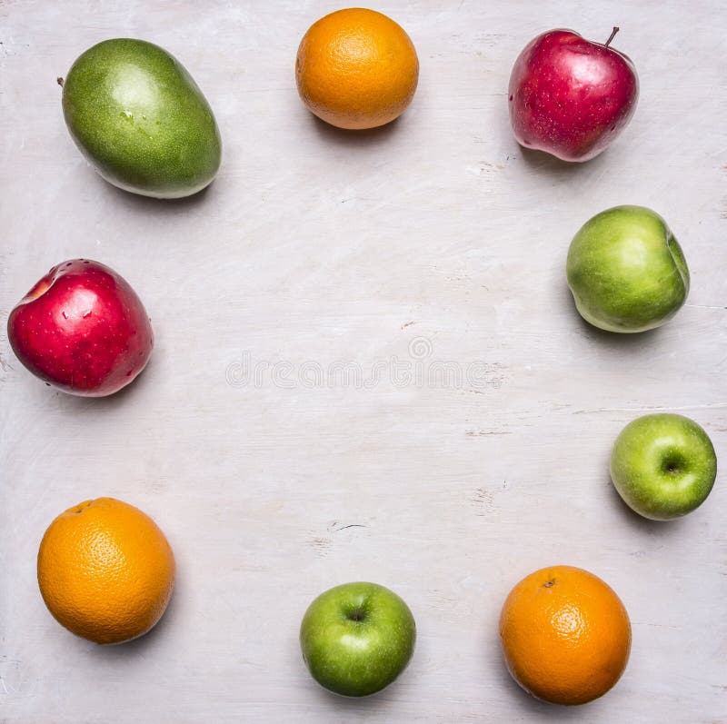 Het concept gezond voedsel, vitaminen, diverse vruchten, diverse appelen, mango's, sinaasappelen voerde de tekst houten rustieke stock foto's Het concept gezond voedsel, vitaminen, diverse vruchten, diverse appelen, mango's, sinaasappelen voerde de tekst houten rustieke stock foto's