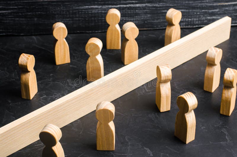 Het concept misverstand een barrière in relatiesontkenning van de maatschappij Barrières tussen mensennadeel sociale klassen royalty-vrije stock foto Het concept misverstand een barrière in relatiesontkenning van de maatschappij Barrières tussen mensennadeel sociale klassen royalty-vrije stock foto